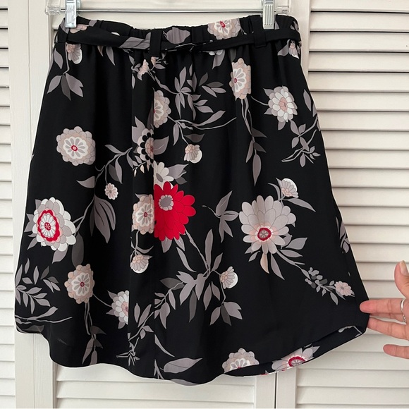 Loft Mini skirt floral print round hem, lace tie on waist with pockets, Size M - Picture 6 of 9